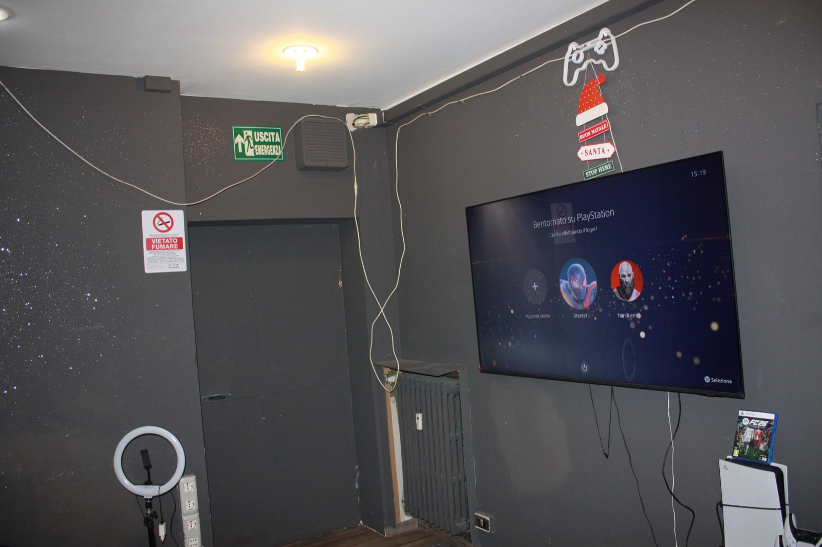 Angolo gaming con joystick al neon – The Viking Via Germonio