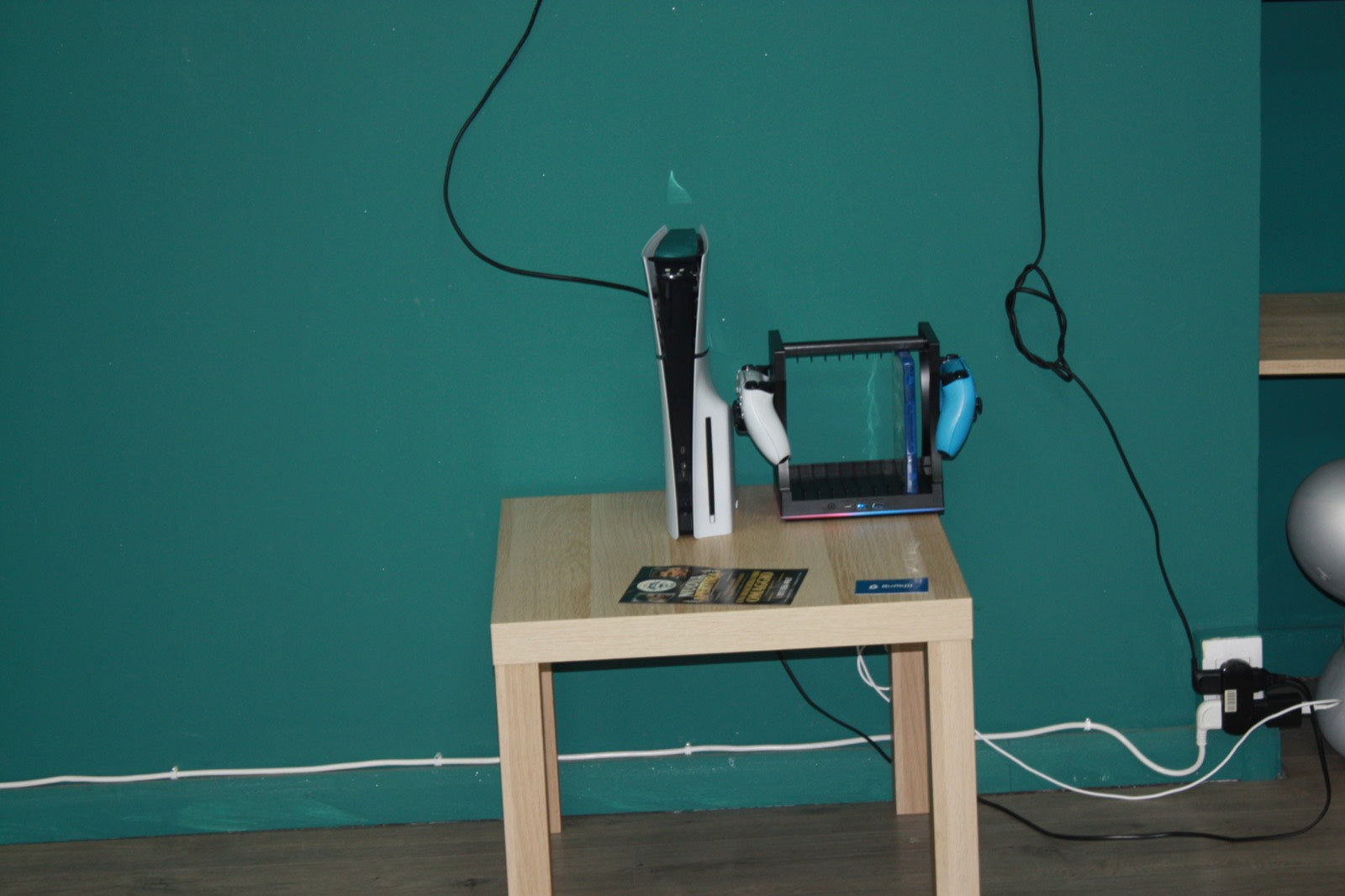 PlayStation 5 con i joystick in carica in sala d’attesa – The Viking Via Monginevro